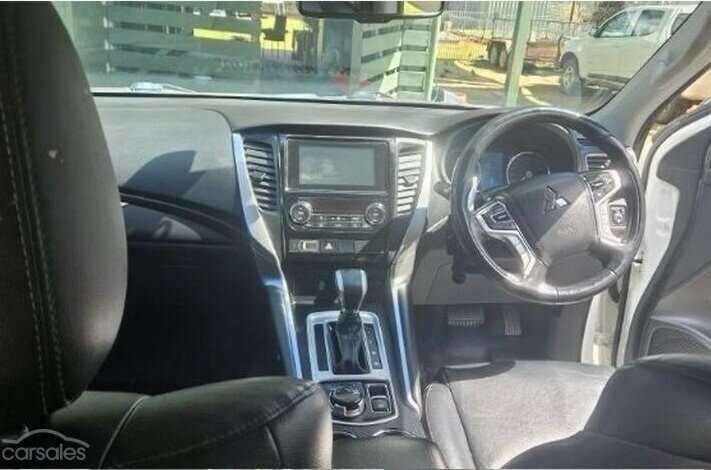 Mitsubishi Pajero Sport image 2