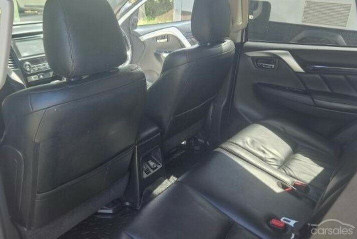 Mitsubishi Pajero Sport image 3
