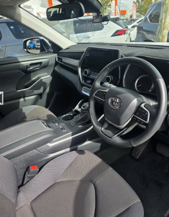 Toyota Kluger image 4