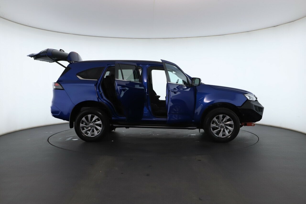 Isuzu Mu-x image 2