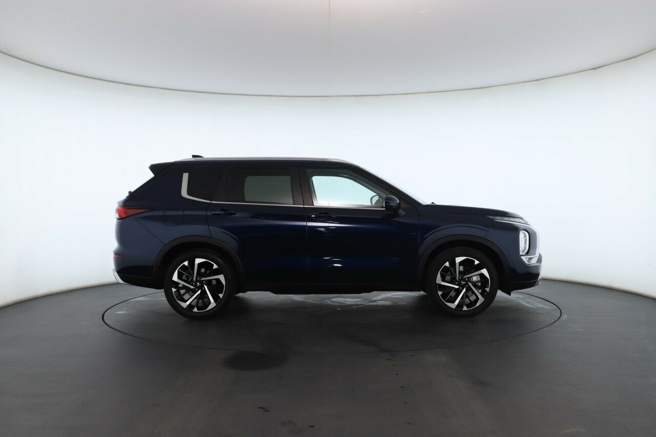 Mitsubishi Outlander image 3