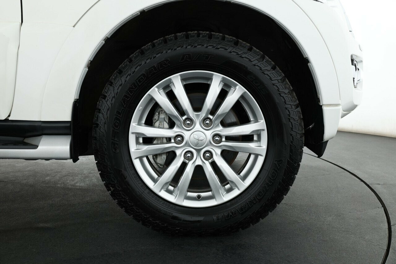 Mitsubishi Pajero image 3