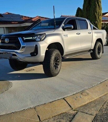 Toyota Hilux image 2