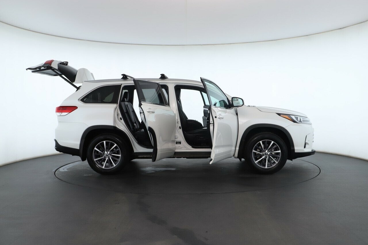 Toyota Kluger image 2