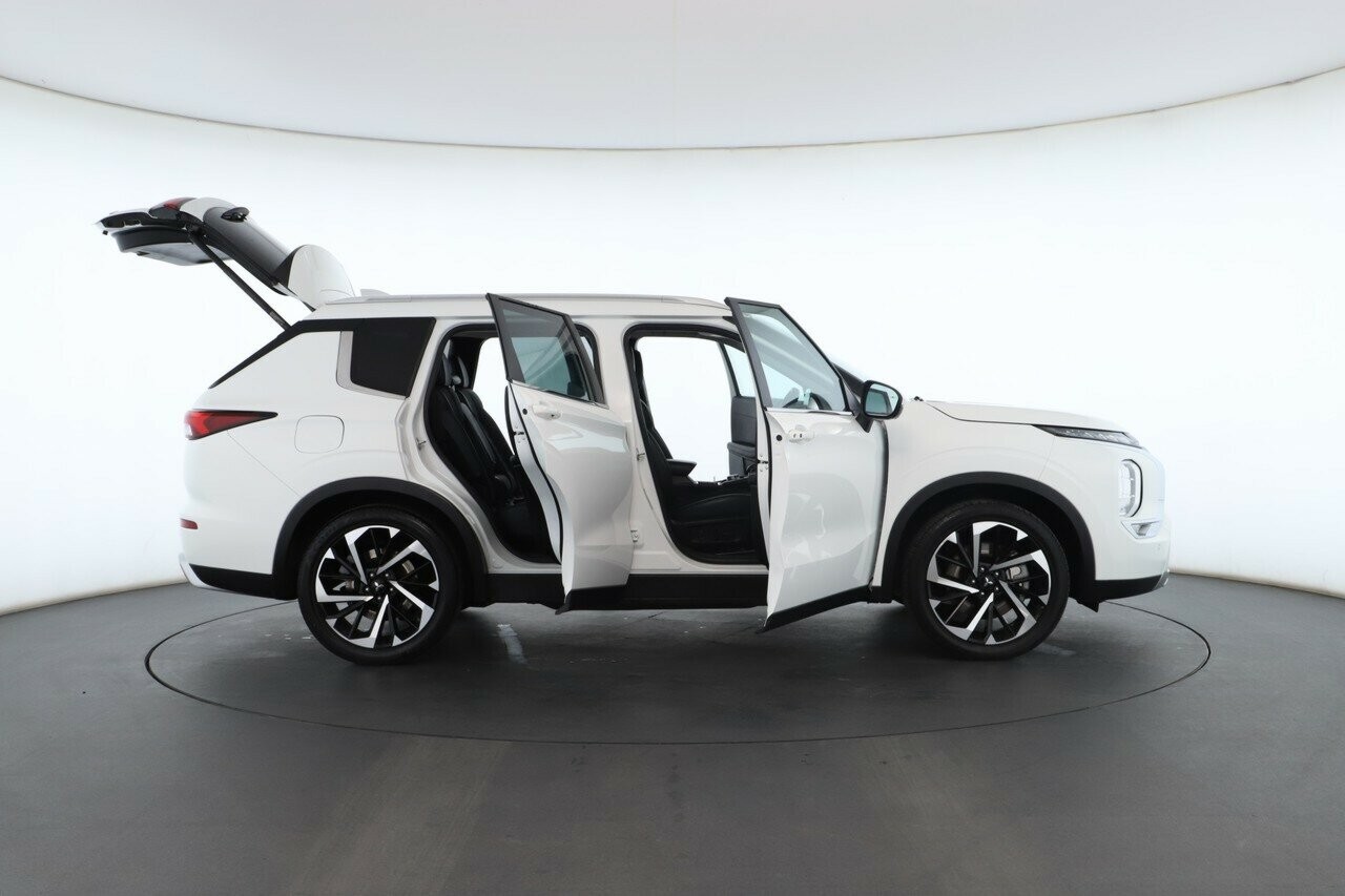 Mitsubishi Outlander image 2