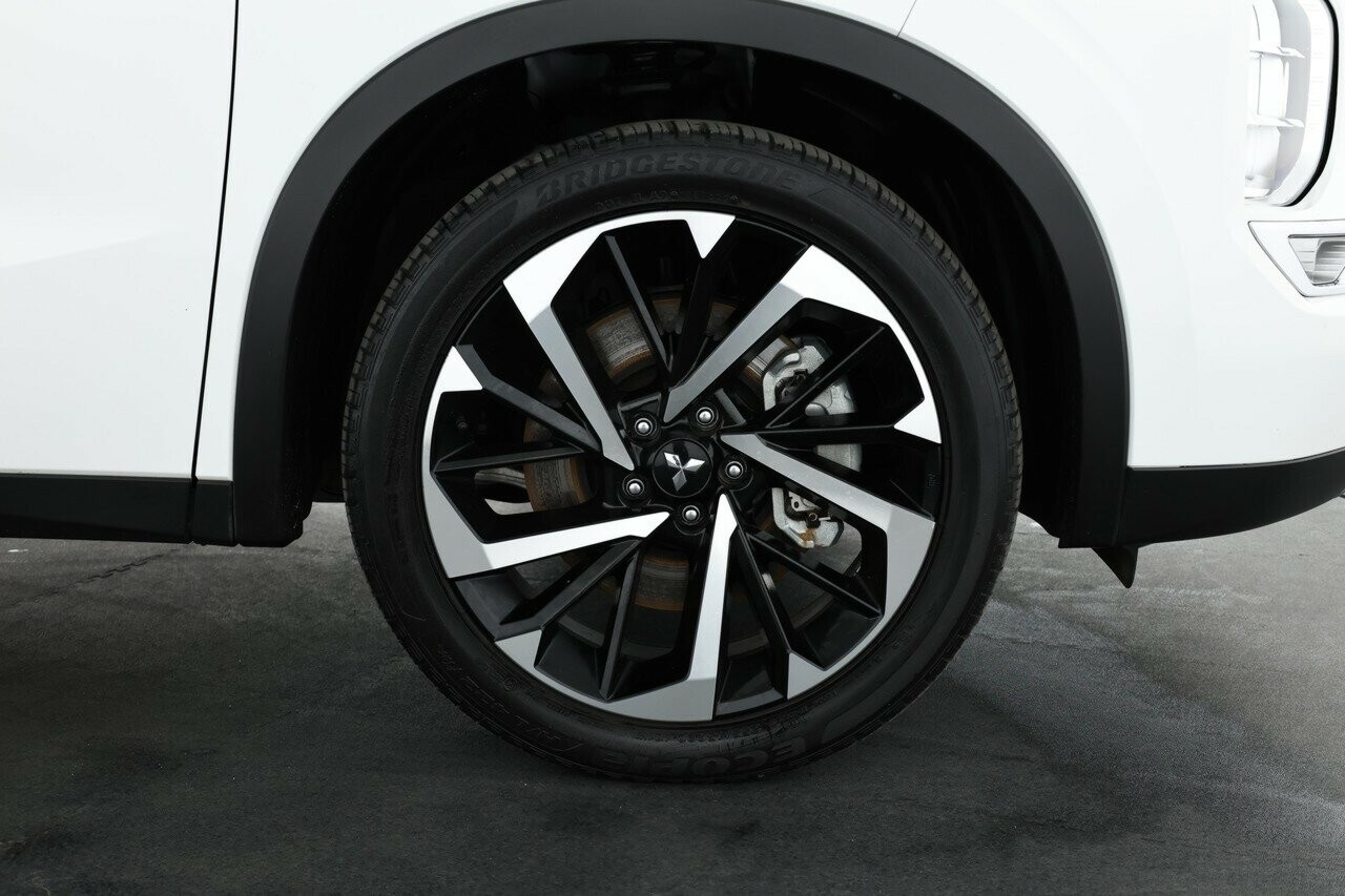 Mitsubishi Outlander image 4