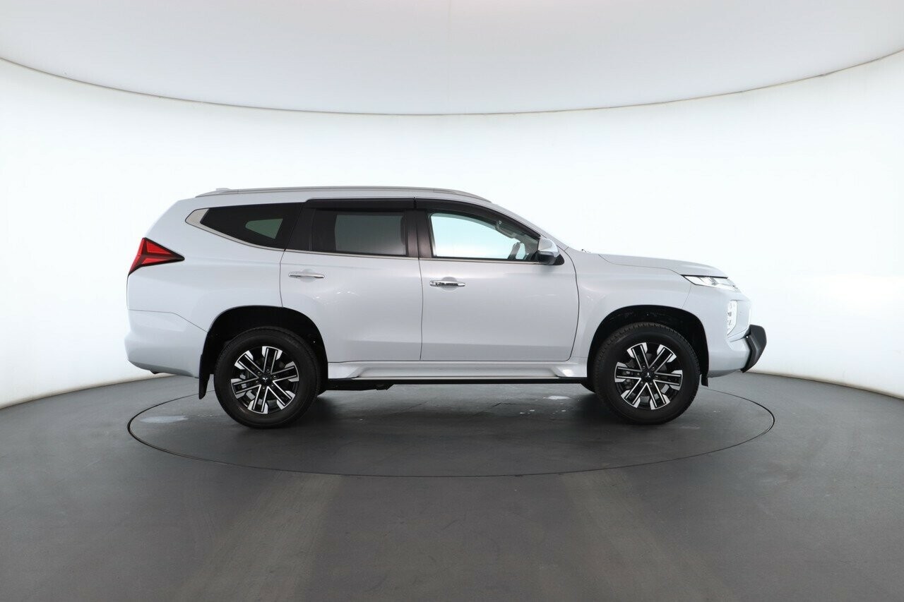 Mitsubishi Pajero Sport image 2