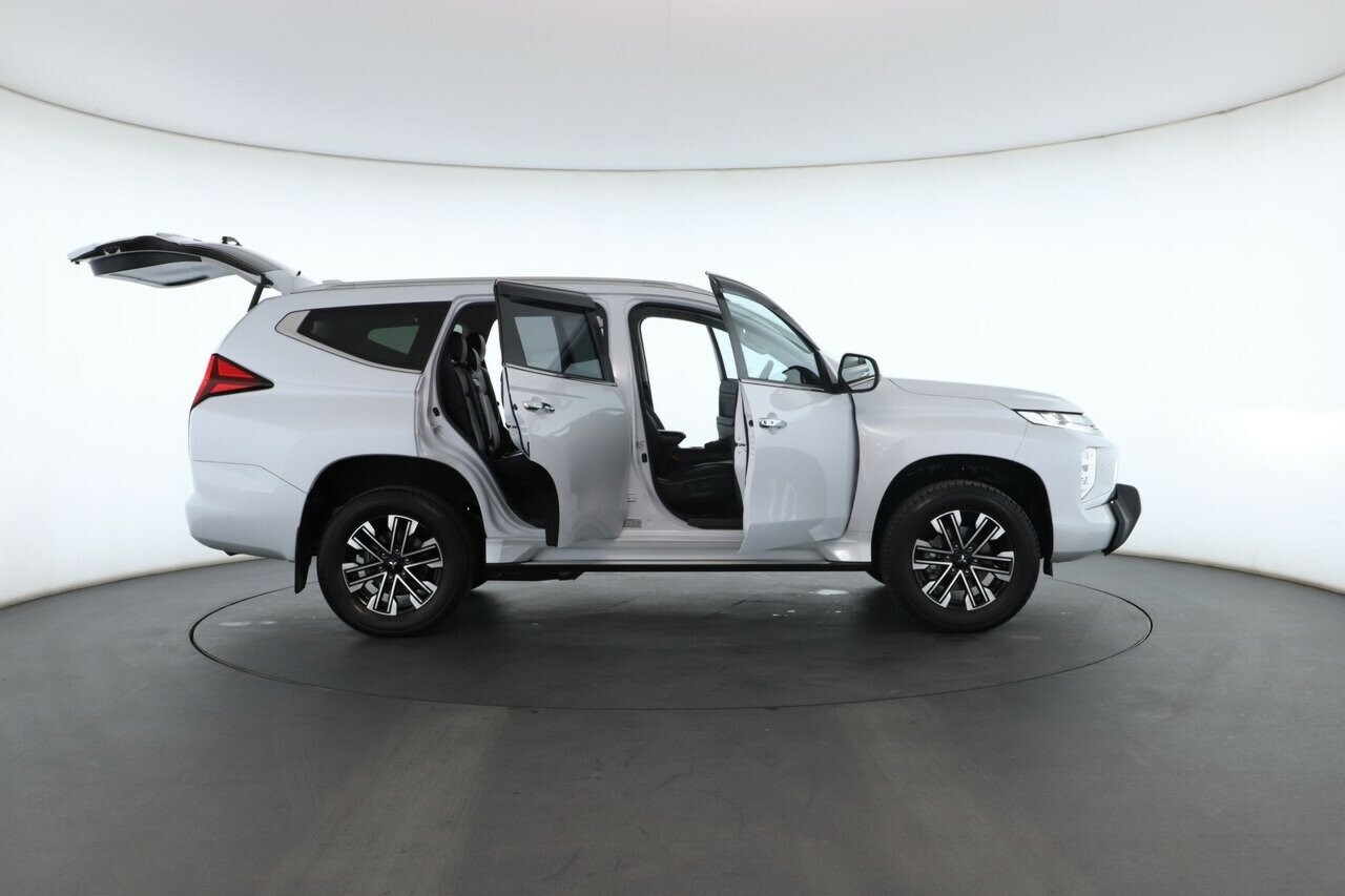 Mitsubishi Pajero Sport image 3