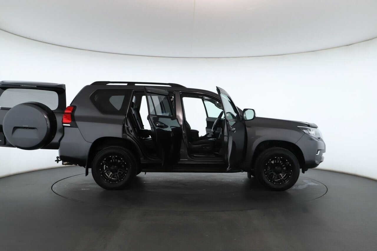 Toyota Landcruiser Prado image 2