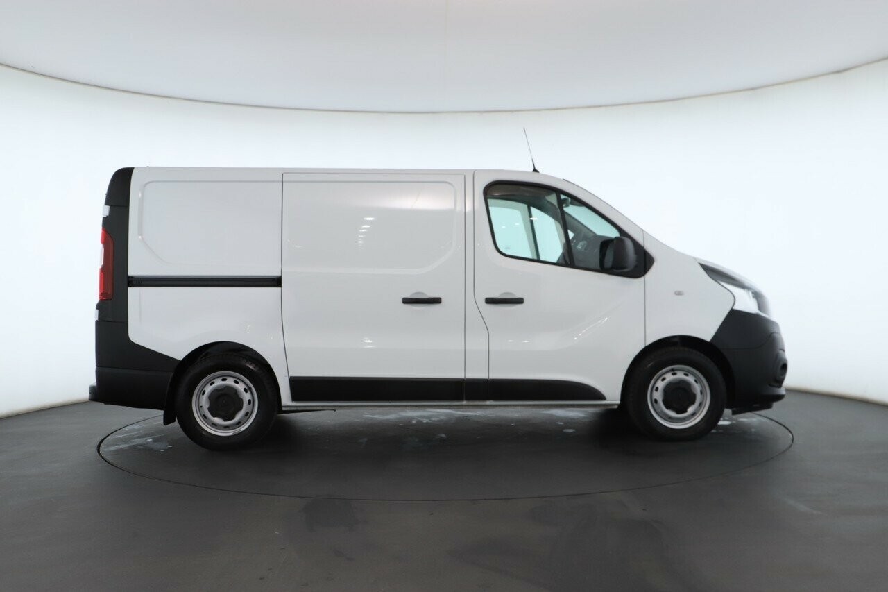 Mitsubishi Express image 3