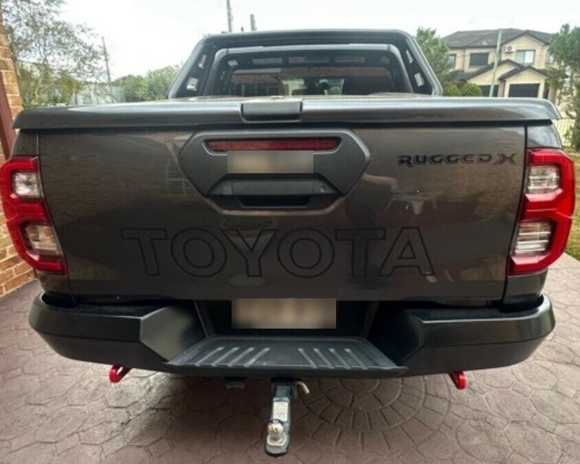 Toyota Hilux image 2