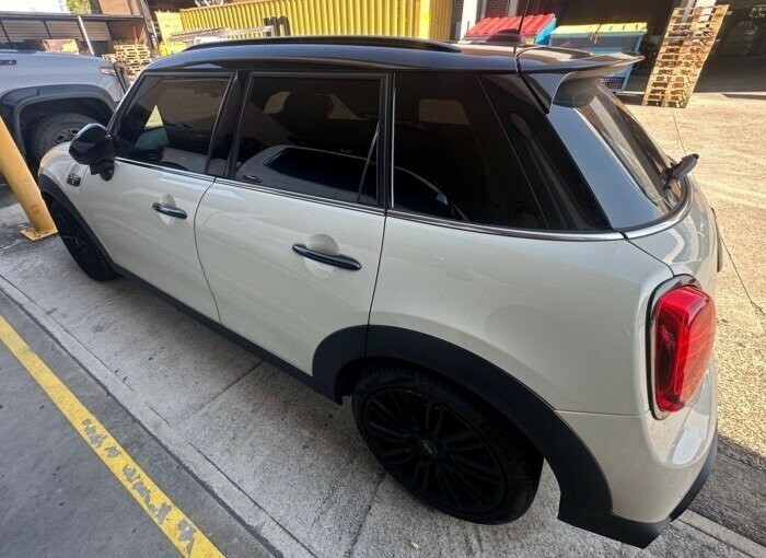 Mini Hatch image 3