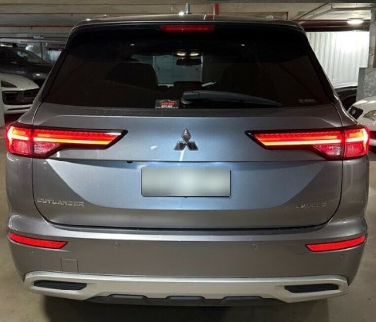 Mitsubishi Outlander image 2