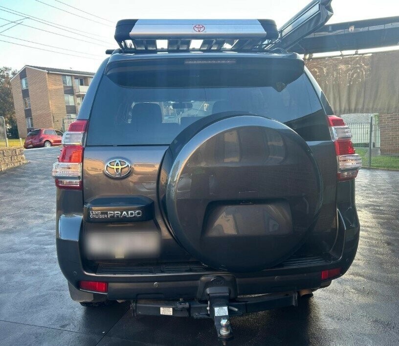 Toyota Landcruiser Prado image 4