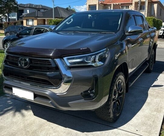 Toyota Hilux image 2