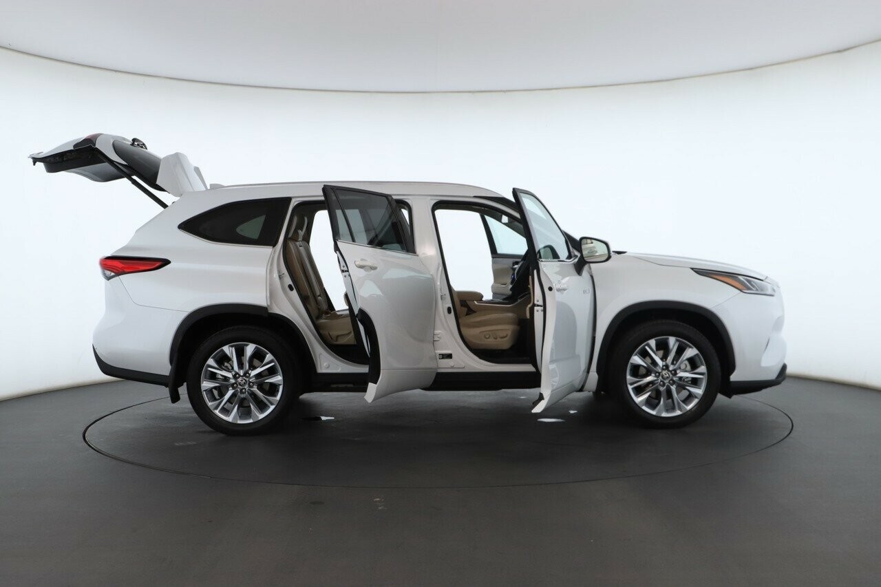Toyota Kluger image 2