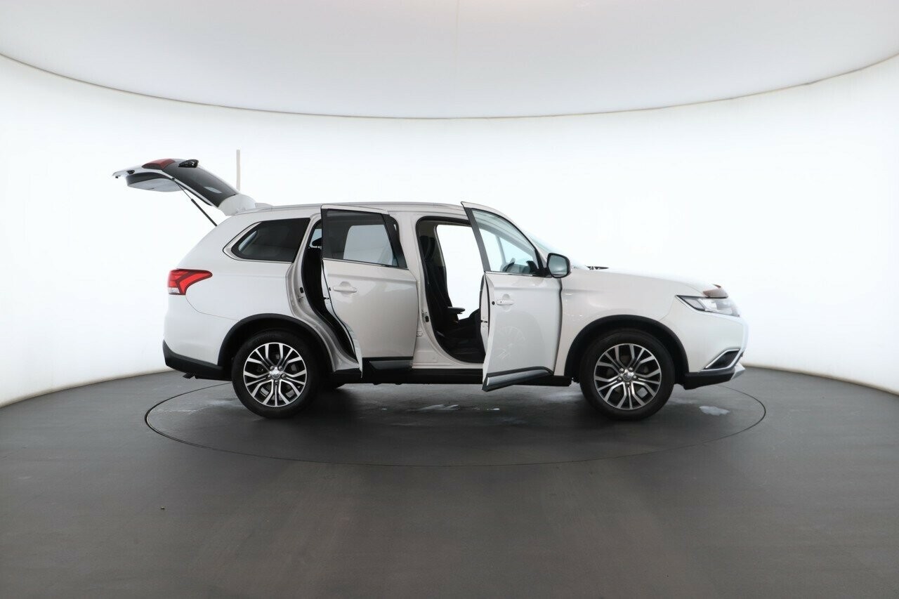 Mitsubishi Outlander image 2