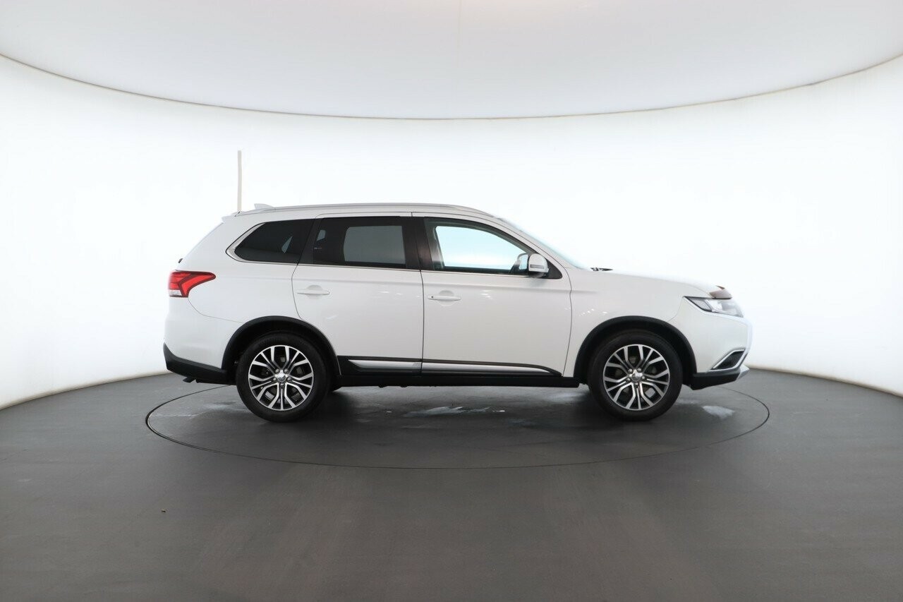 Mitsubishi Outlander image 3