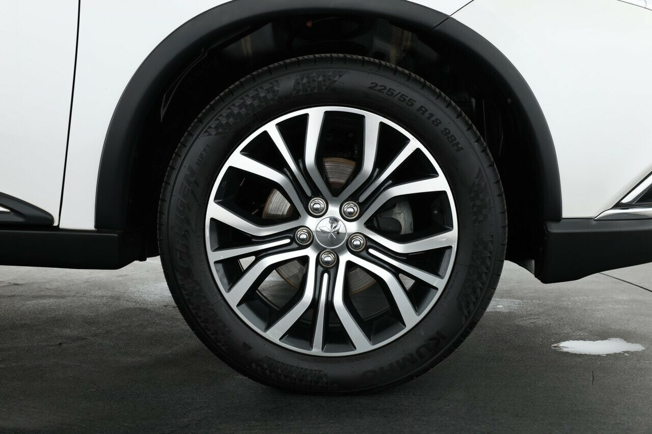 Mitsubishi Outlander image 4