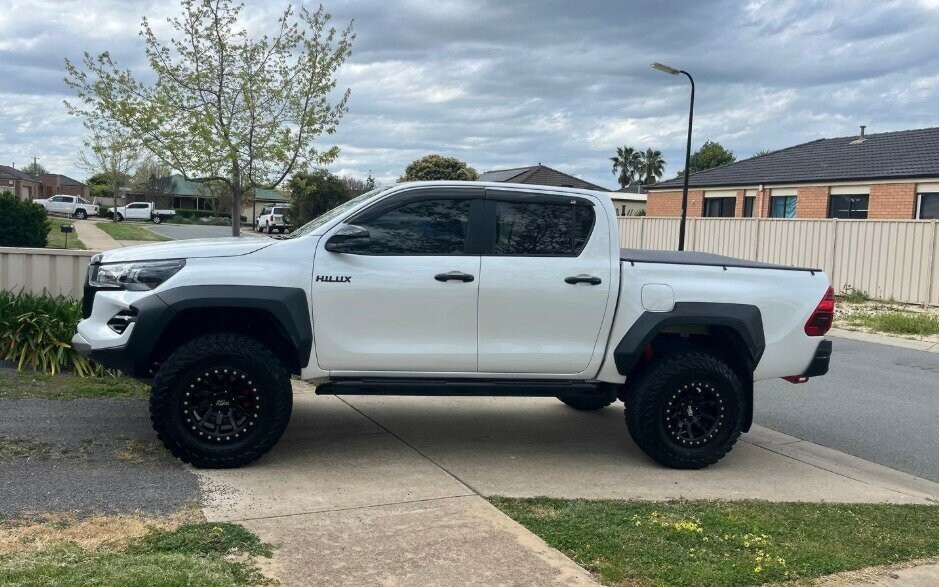Toyota Hilux image 2