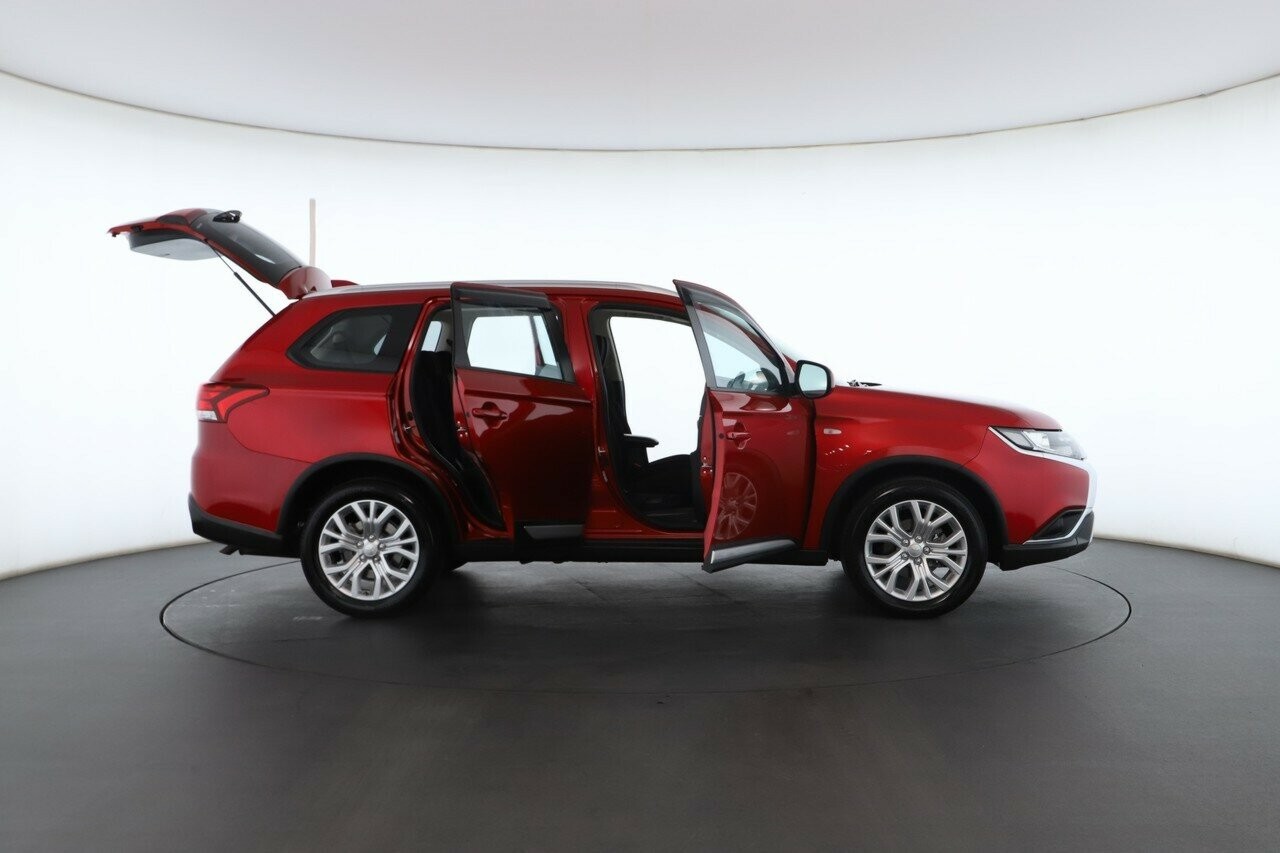 Mitsubishi Outlander image 2