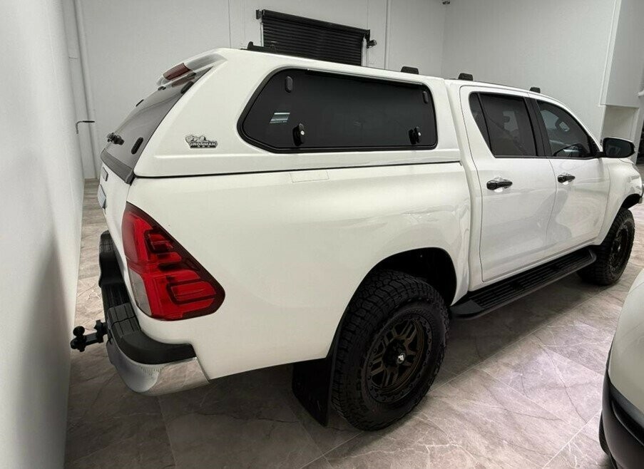 Toyota Hilux image 2