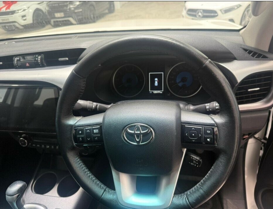 Toyota Hilux image 4
