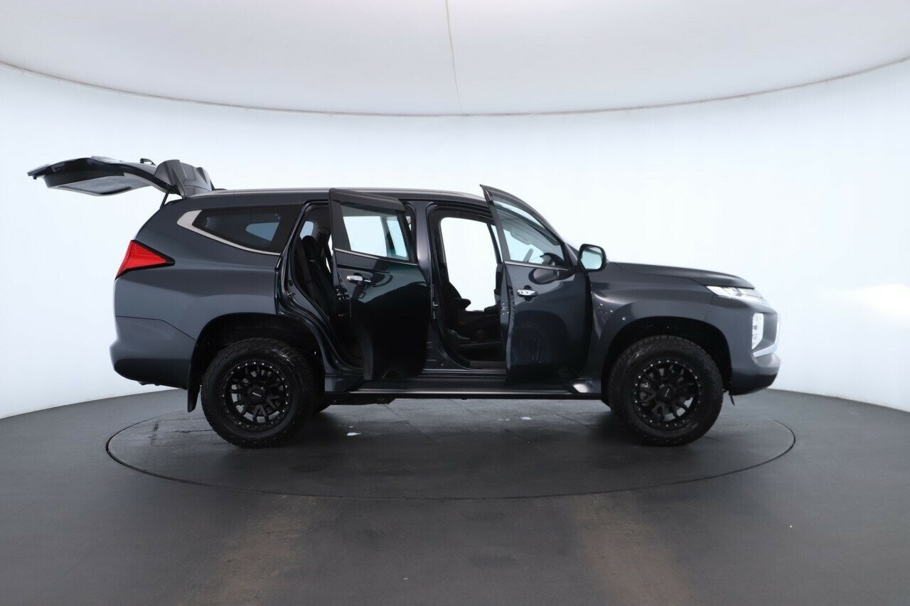 Mitsubishi Pajero Sport image 2