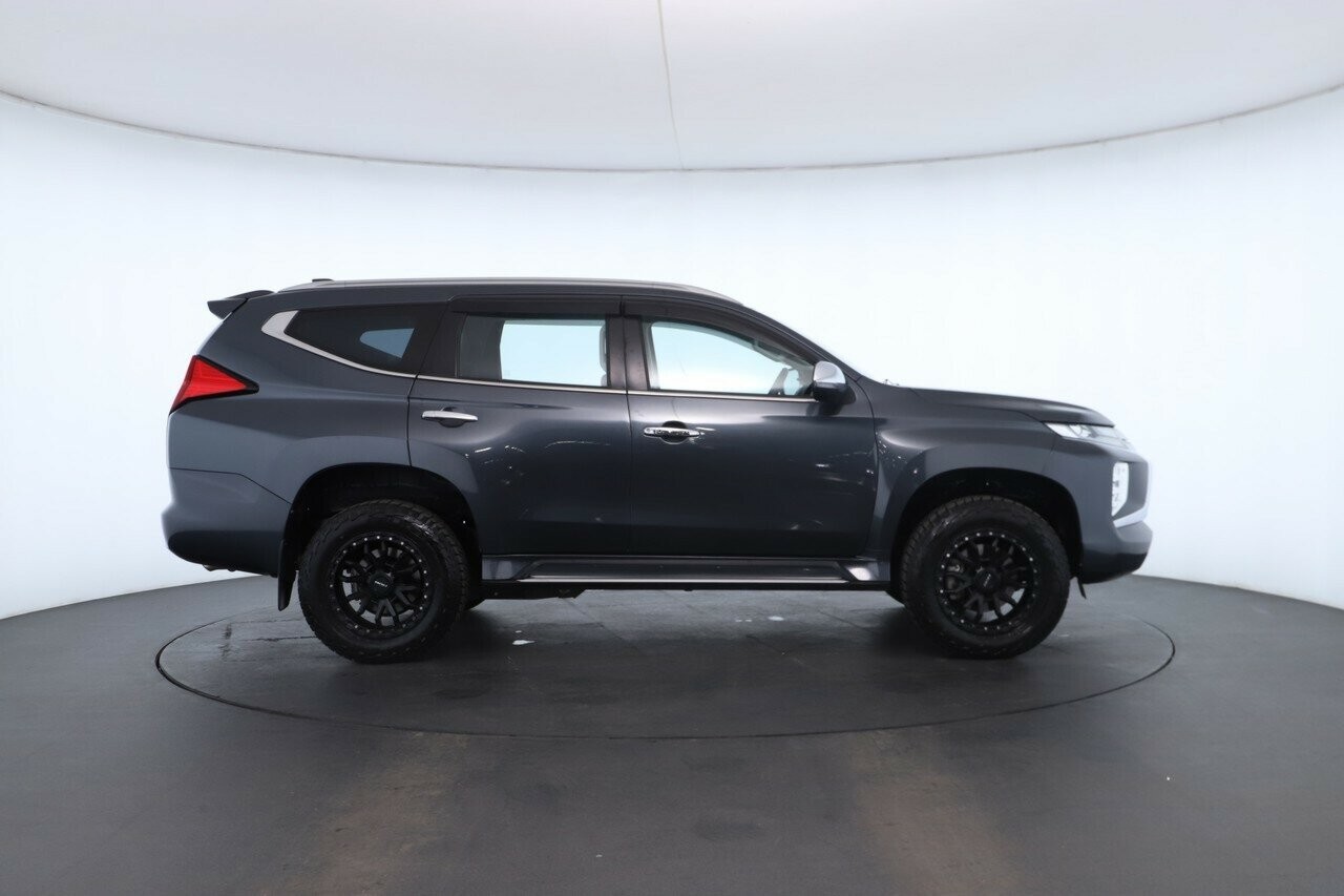 Mitsubishi Pajero Sport image 3