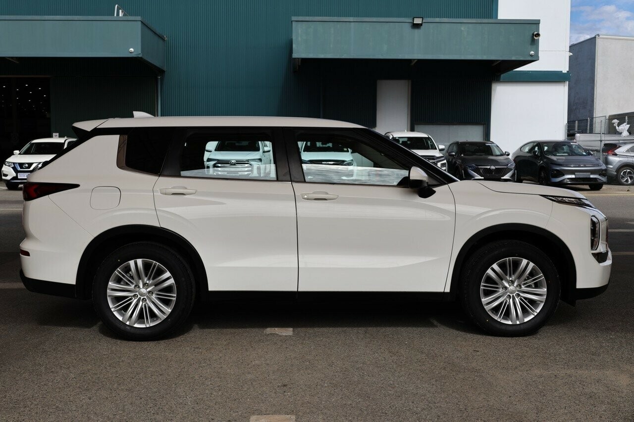 Mitsubishi Outlander image 2