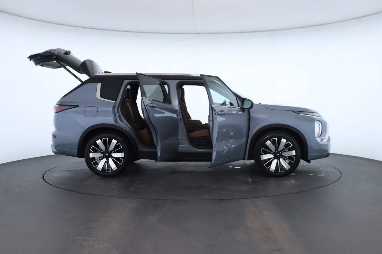 Mitsubishi Outlander image 2