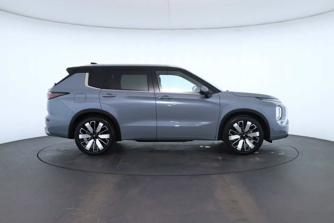 Mitsubishi Outlander image 3