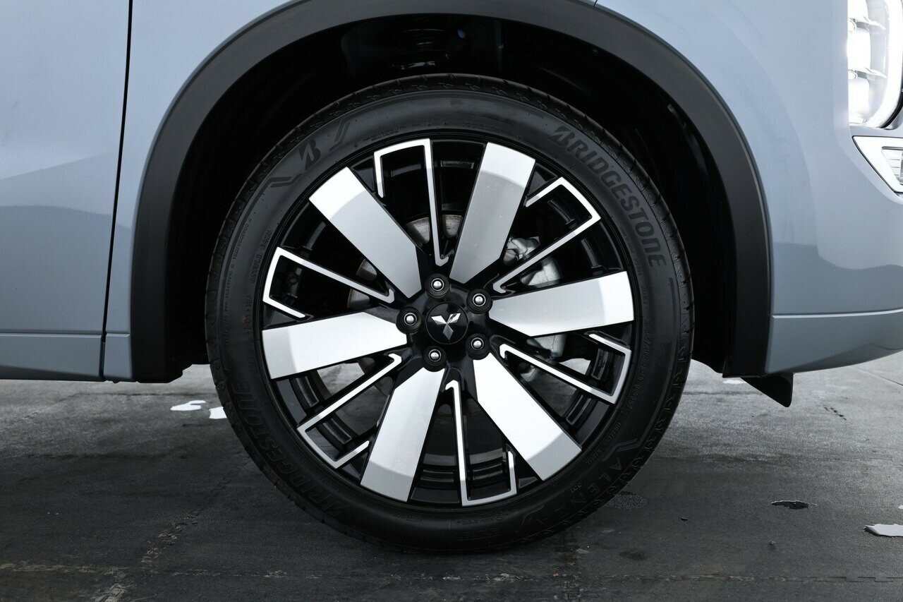 Mitsubishi Outlander image 4