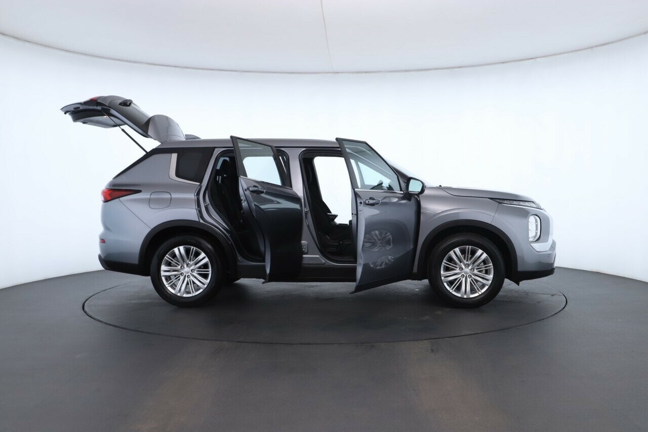 Mitsubishi Outlander image 2