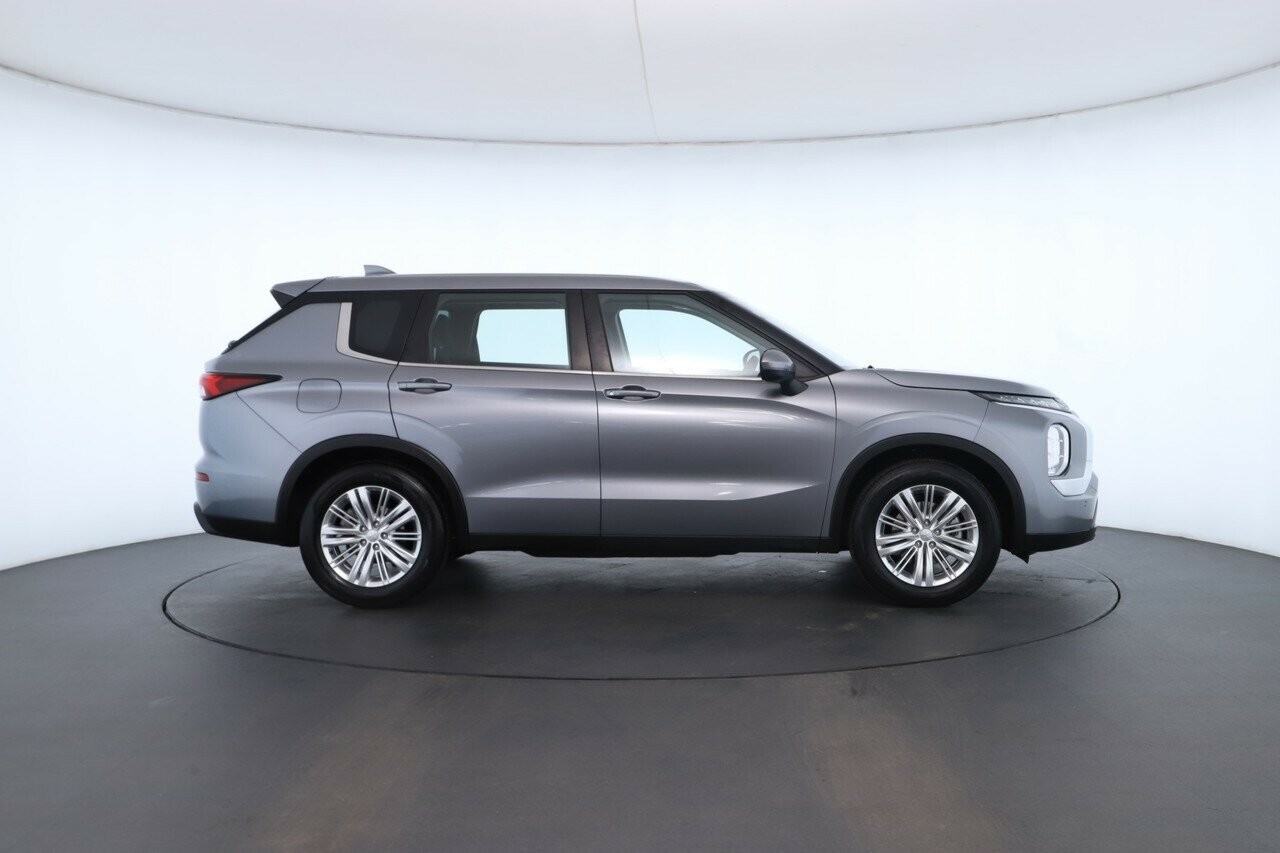 Mitsubishi Outlander image 3