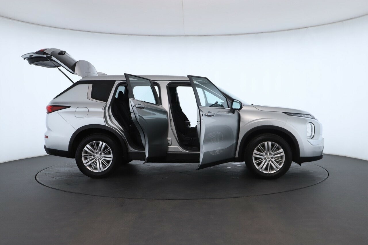 Mitsubishi Outlander image 2