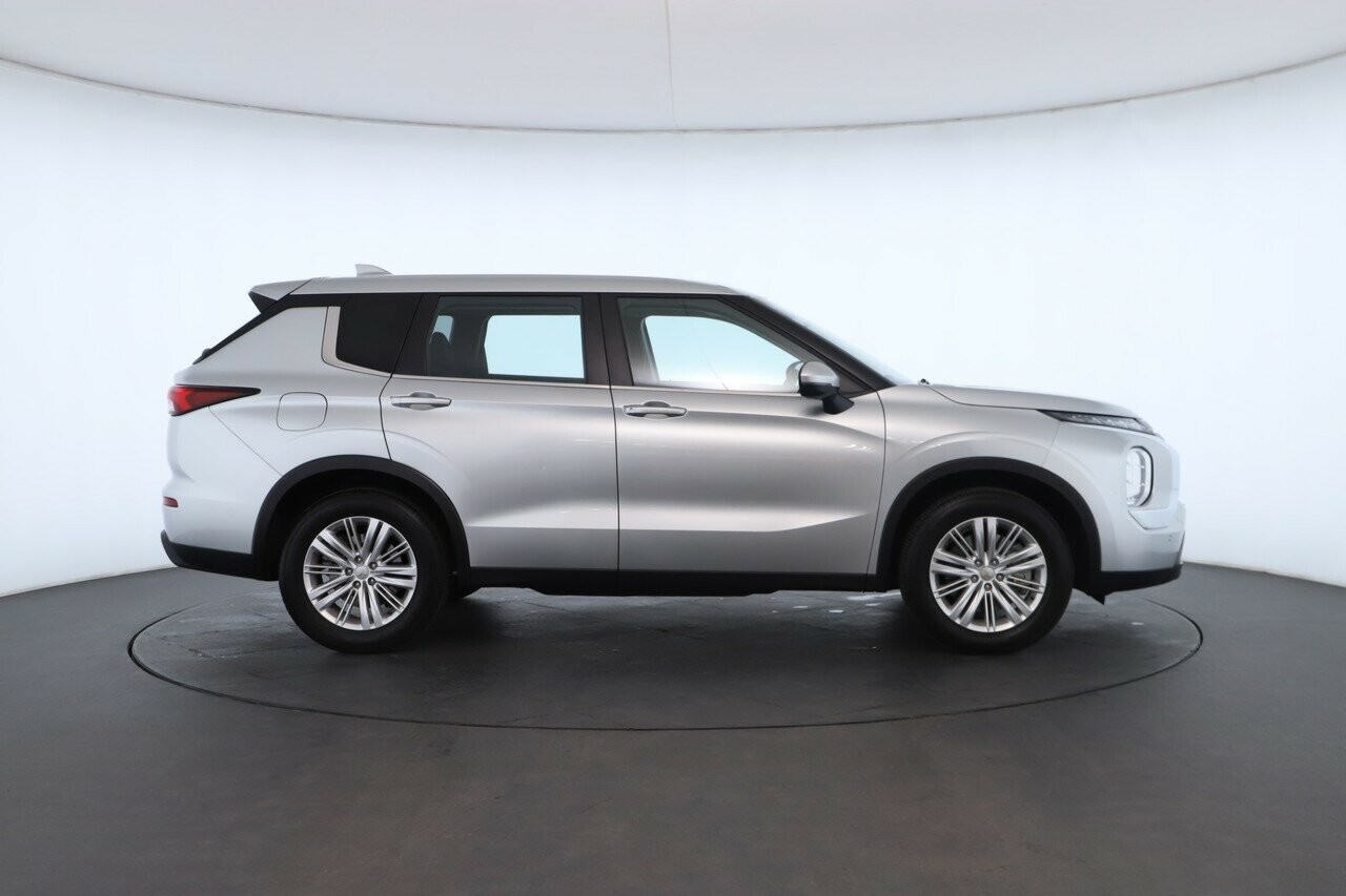 Mitsubishi Outlander image 3