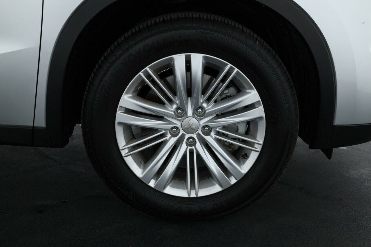 Mitsubishi Outlander image 4