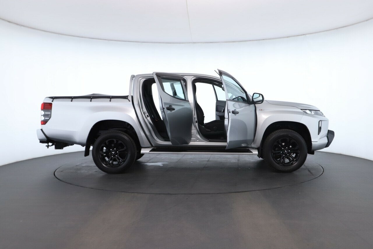 Mitsubishi Triton image 2