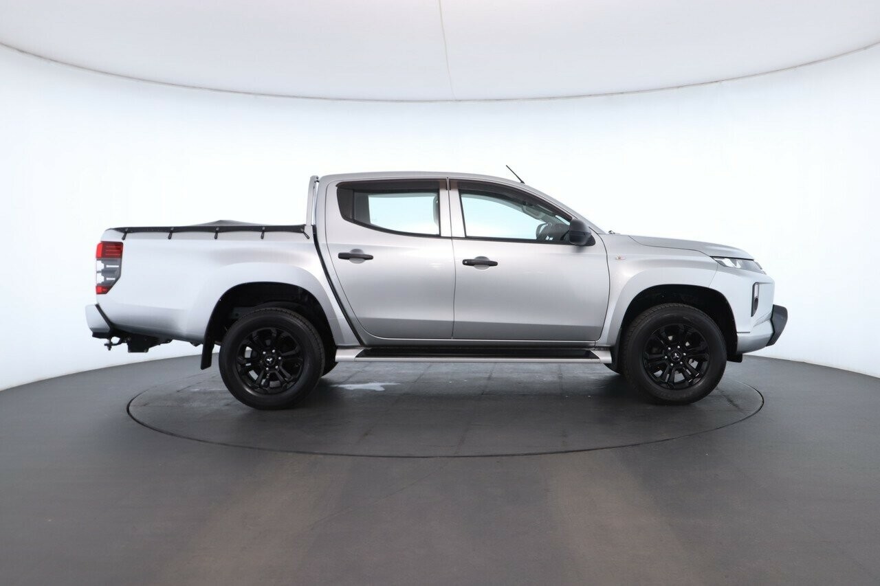 Mitsubishi Triton image 3