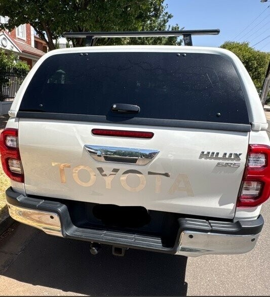 Toyota Hilux image 2