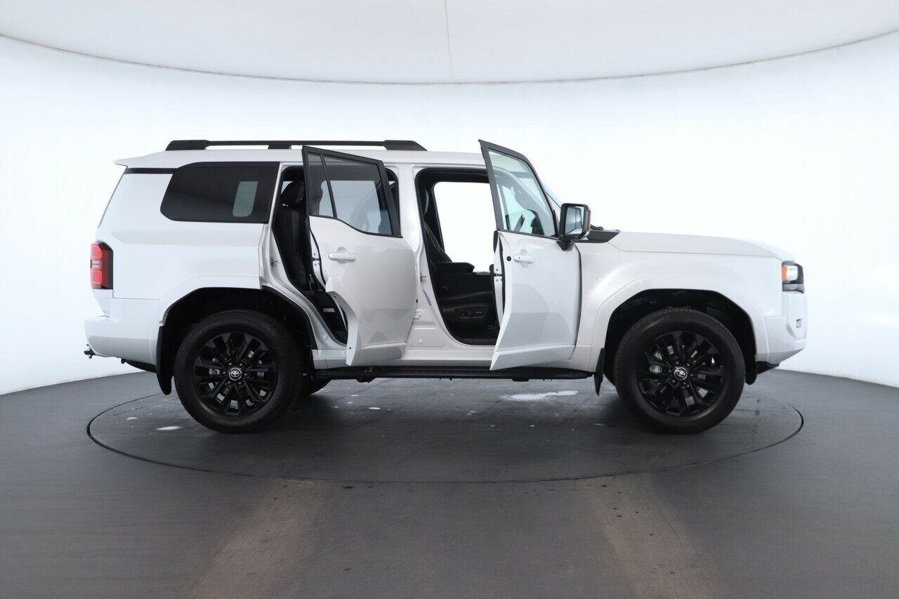 Toyota Landcruiser Prado image 2