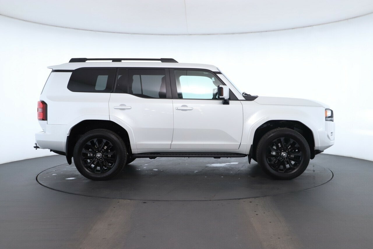 Toyota Landcruiser Prado image 3