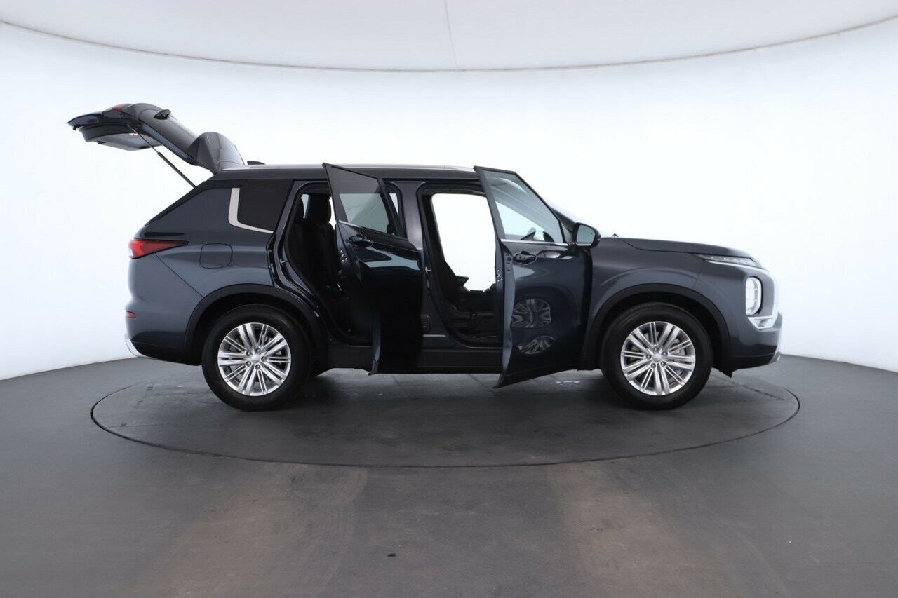 Mitsubishi Outlander image 2