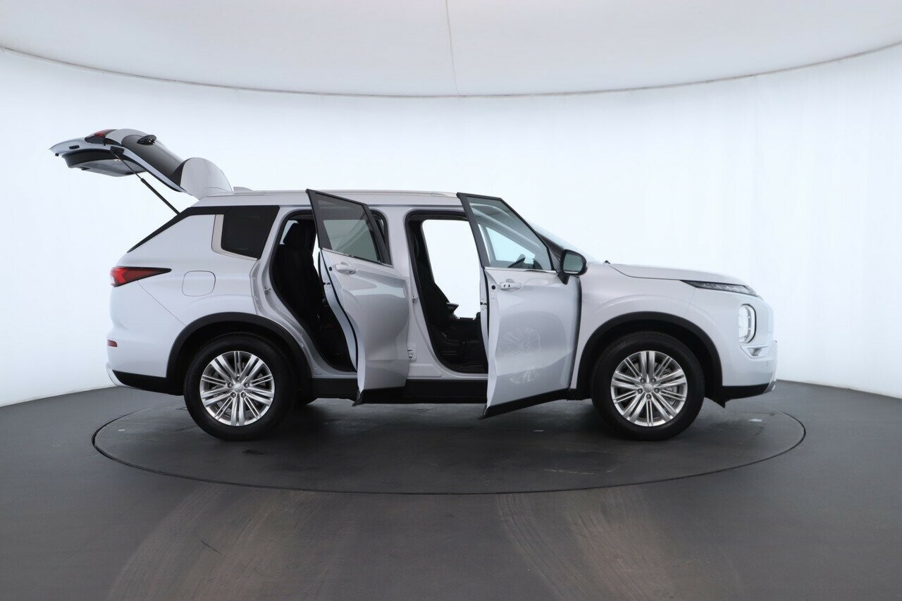 Mitsubishi Outlander image 2