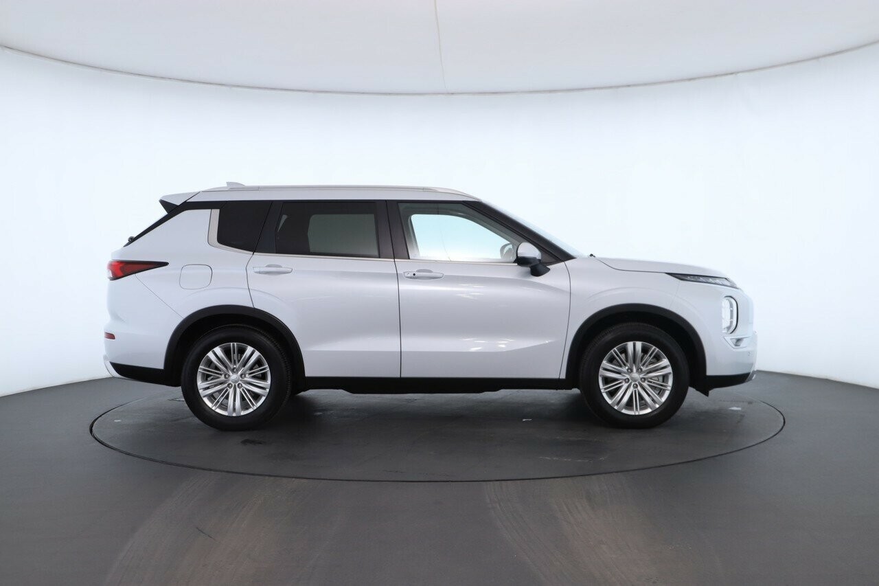 Mitsubishi Outlander image 3