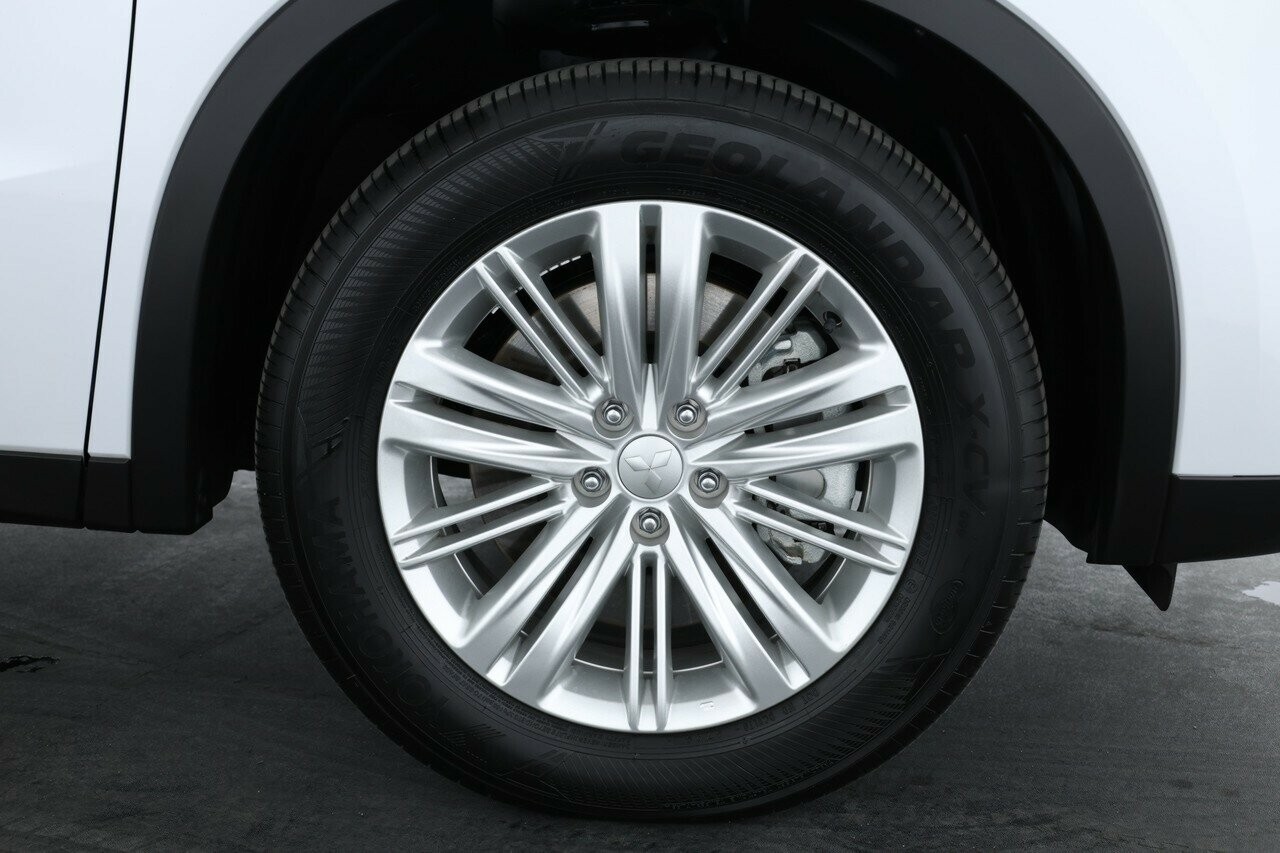 Mitsubishi Outlander image 4