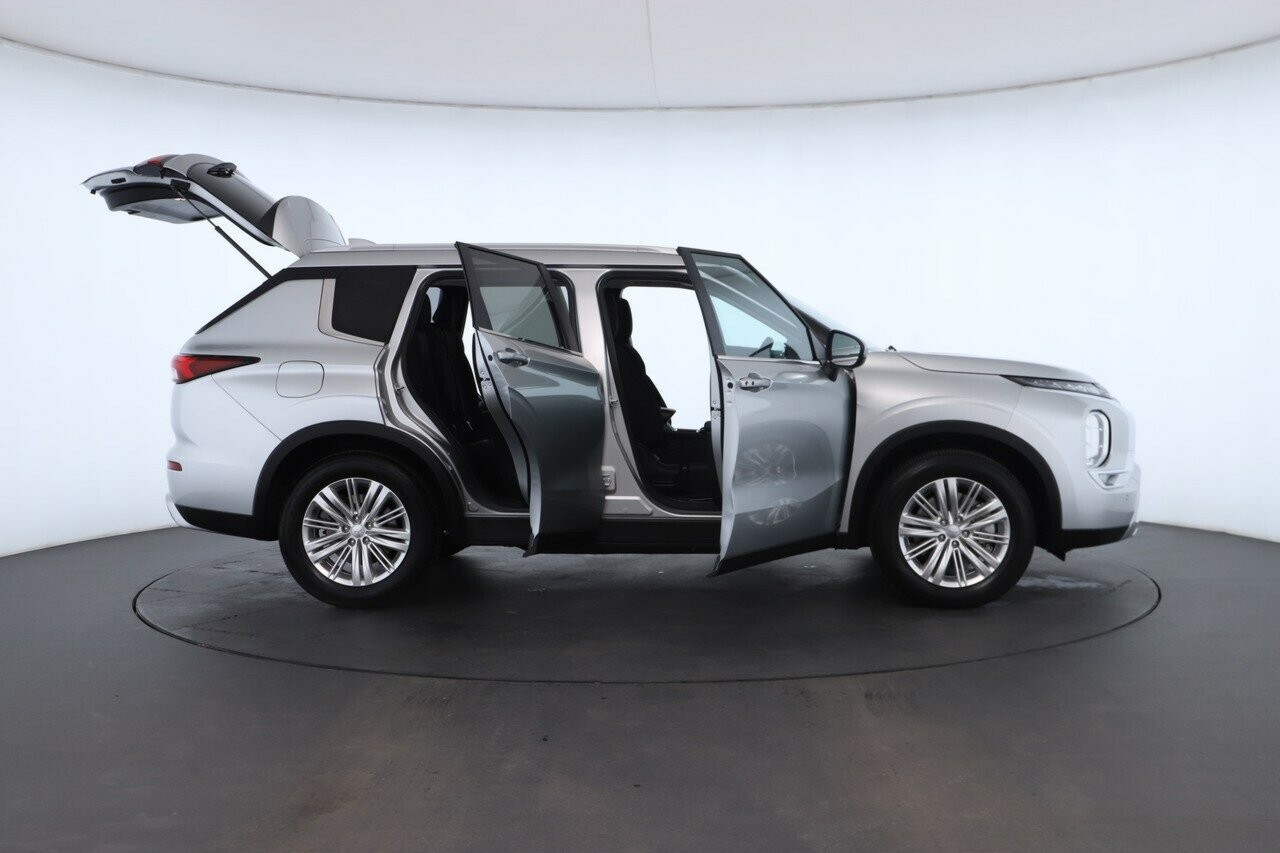 Mitsubishi Outlander image 2