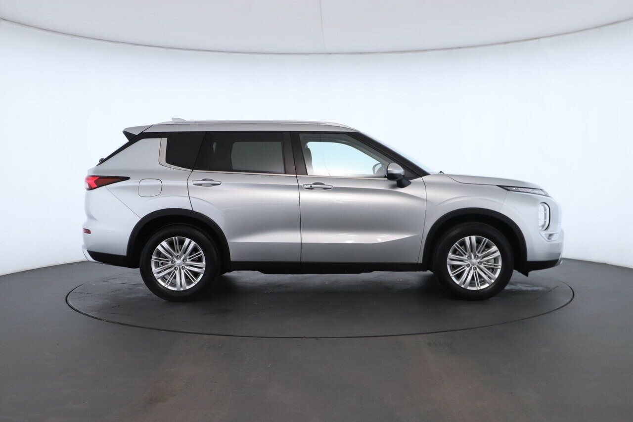 Mitsubishi Outlander image 3