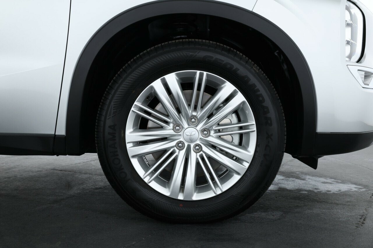 Mitsubishi Outlander image 4